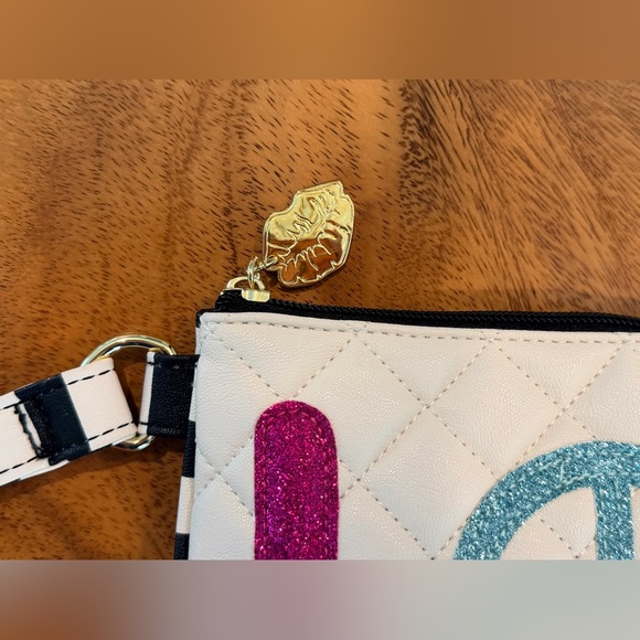 Betsey Johnson Quilted LOVE Glitter Wristlet Clutch Peace Sign NWOT - Picture 5 of 9